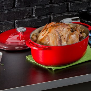 garnek żeliwny emaliowany, garnek dutch oven, garnek do paelli, porcelanowa emalia garnek, garnek Lodge, garnek żeliwny Lodge, EC7OD43 Lodge, garnek żeliwny czerwony, garnek żeliwny 6,6L, głęboki garnek żeliwny, duży garnek żeliwny, brytfanna żeliwna 6,6