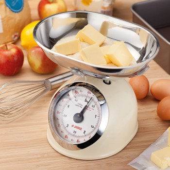 tradycyjna waga kuchenna, waga kuchenna Judge TC345, waga kuchenna z misą 5kg, waga kuchenna mechaniczna, waga kuchenna kremowa, waga mechaniczna z misą, waga kuchenna retro, waga bez baterii, waga do kuchni bez baterii