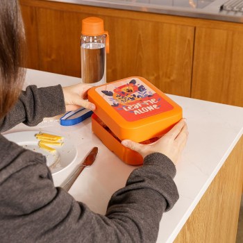 lunchbox, pojemnik na kanapki, lunchbox certyfikat do kontaktu z żywnością, lunchbox do szkoły, pojemnik na kanapki lew, Amuse A-000356, lunchbox dla nastolatka, lunchbox z gumką, pojemnik na kanapki pomarańczowy